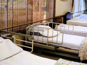 並んだベッドの居室
