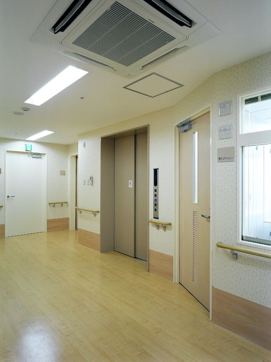 きれいな廊下とエレベーター