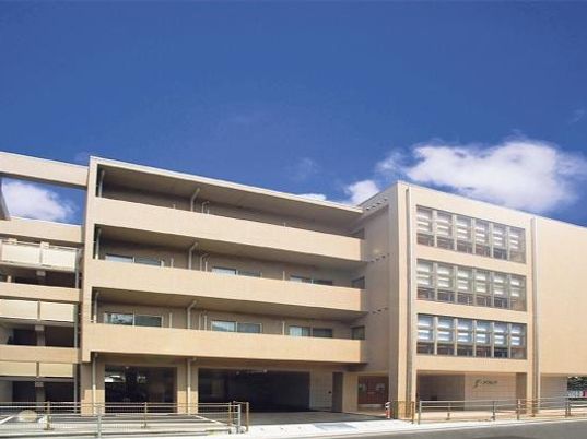 明るい外観の建物