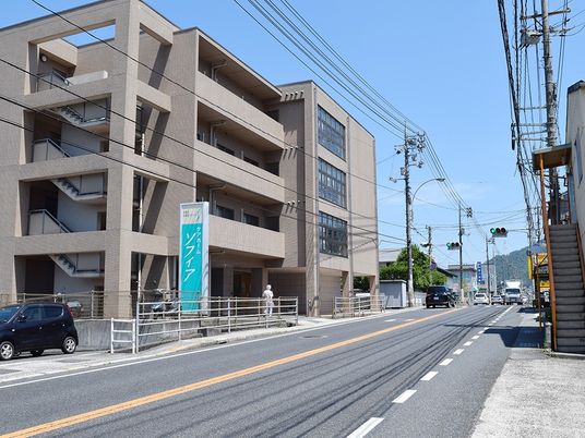 施設の外観と道路  