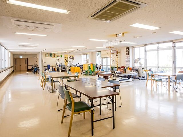明るい機能訓練室 機能訓練室 自然光がたっぷり入る広々とした空間で、快適にリハビリテーションが行える環境です。
