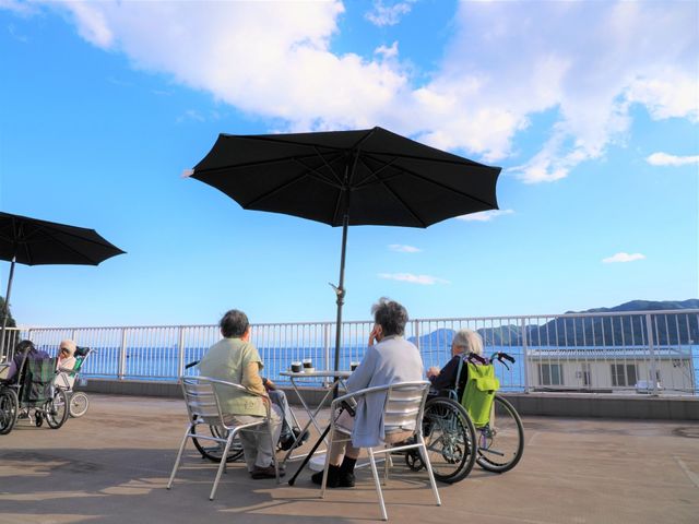 広々としたテラス テラス 広々としたテラスで、利用者がリラックスされています。車椅子でも快適に過ごせる空間です。