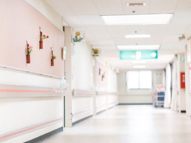 明るい廊下 廊下 自然光が差し込む明るい廊下です。掲示物があり、情報共有がしやすい環境になっています。