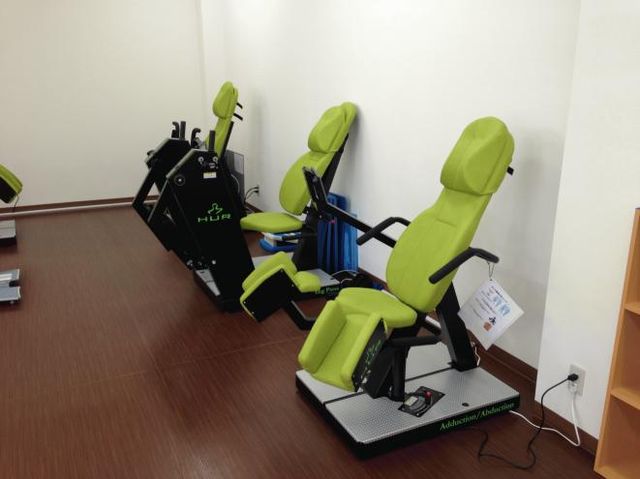運動器具が並ぶ機能訓練室