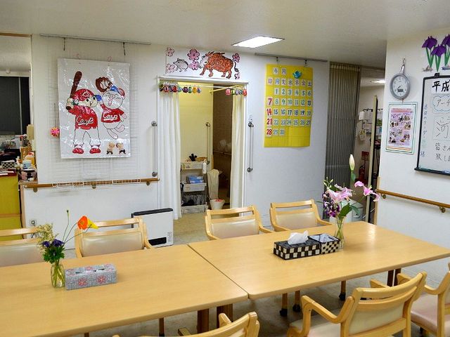 活気ある共有スペース 食堂 明るい空間で、賑やかな装飾が施されたテーブルでは、談笑や食事を楽しめます。