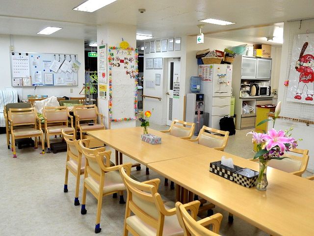 資料が掲示された食堂 食堂 広いテーブルと快適な椅子が揃い、活動や交流の場として利用できるくつろぎスペースです。