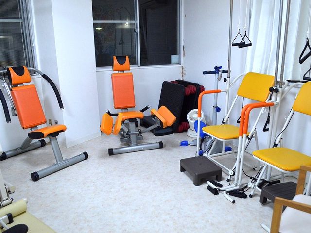 トレーニング機器の部屋 機能訓練室 自然光が差し込む明るい空間で、リハビリ用の多彩な機器が揃っており、快適に運動できます。