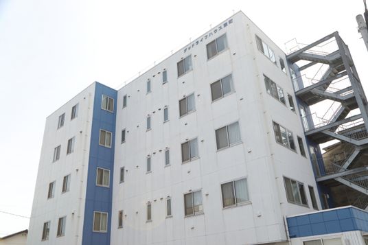 白と青の建物外観