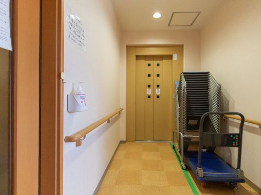 安全な廊下エレベーター前