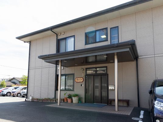清潔感のある建物のエントランス