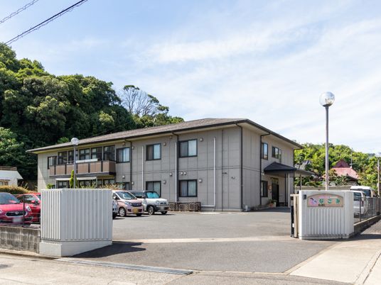 静かな住宅街の施設外観