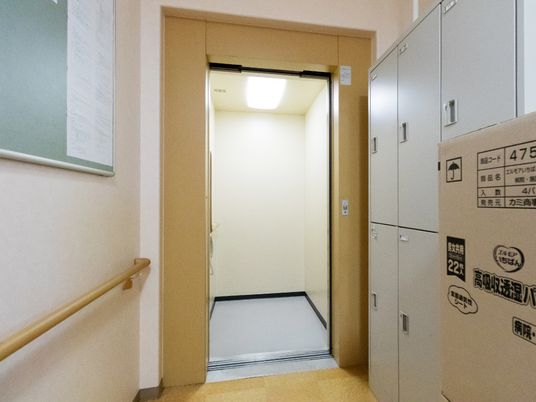 廊下のエレベーター入口