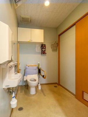 バリアフリーのトイレ空間