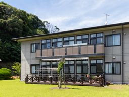 緑に囲まれた建物外観