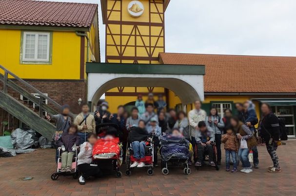 集団で外に居る様子