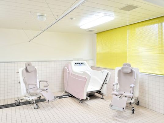 入浴設備と椅子の部屋