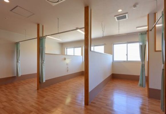 明るい木目調の披露室