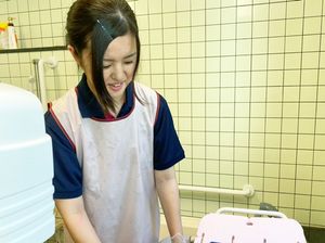 笑顔の女性スタッフと浴室