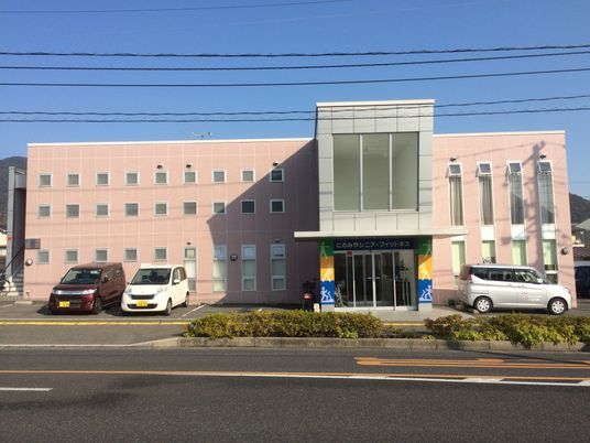 モダンな外観の建物