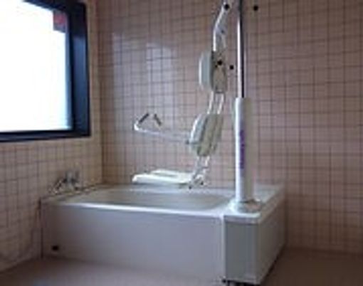 介護用の設備がある浴室