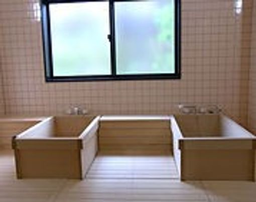 清潔で広々とした浴室
