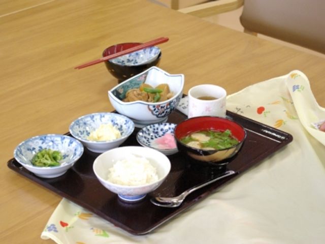 食事が並ぶテーブル 食堂 温かみのあるテーブルで栄養バランスの取れた食事を支度しています。働きやすい環境です。