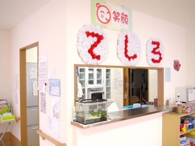 笑顔の飾りと受付 フロント 笑顔の飾りが印象的な受付です。明るい雰囲気でお客様をお迎えする環境です。