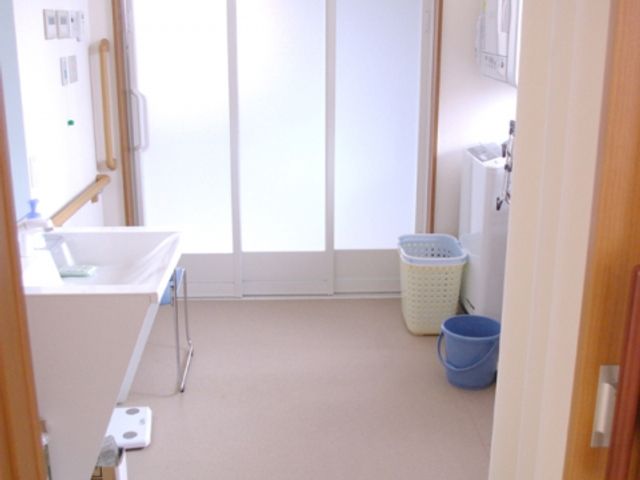 清潔な洗面台の部屋 洗面台 広々とした洗面エリアは、自然光が差し込み、明るい空間となっています。