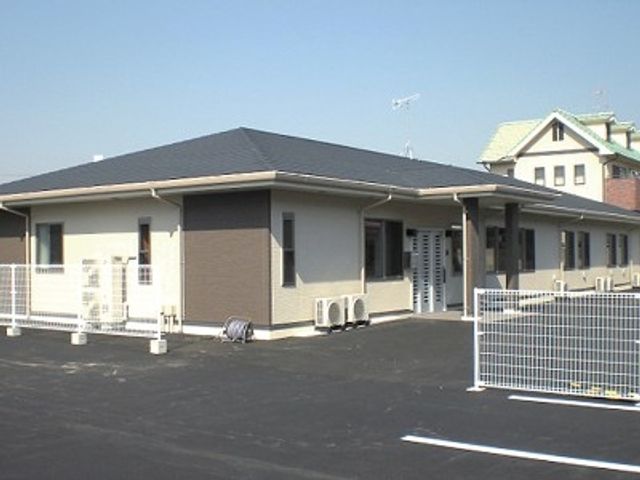 落ち着いた雰囲気の外観 外観 シンプルで落ち着いた雰囲気の建物は、働きやすい環境を提供します。