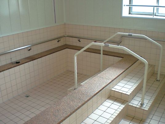 安全な設備の浴室