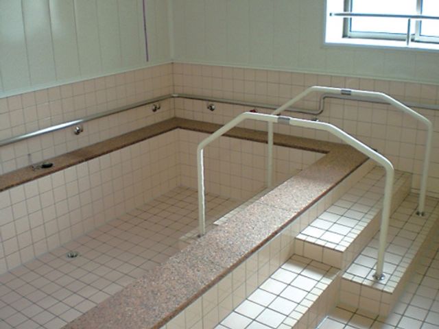 安全な設備の浴室 浴室 高齢者が安心して利用できるよう設計された浴室には、手すりが完備されています。自然光が差し込む明るい空間です。