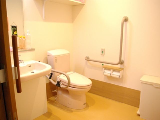 優しい色合いのトイレ トイレ 手すり付きで安心なトイレです。安全性を考慮した設備が整っています。