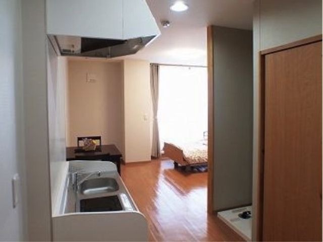 居室の洗面台兼キッチン 居室 自分だけの時間を大切にできるシンプルな居室です。洗面台と小さめのキッチンが一体となり、日常生活に便利です。