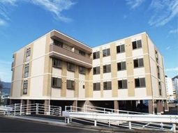 明るい日差しの外観