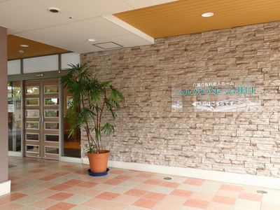 エントランスの壁と扉