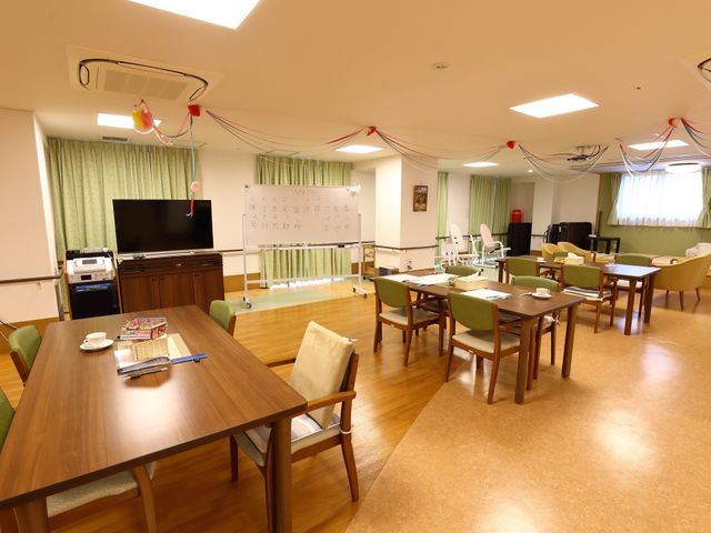 居心地の良い共有スペース 食堂 広々としたダイニングルームは、共に時間を過ごす憩いの場所です。親しみやすいレイアウトで、温かなコミュニケーションが育まれます。