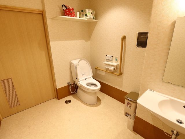 バリアフリートイレ トイレ 手すり付きのトイレは動作サポートが考慮され、使いやすい設計になっており、安心してご利用いただけます。