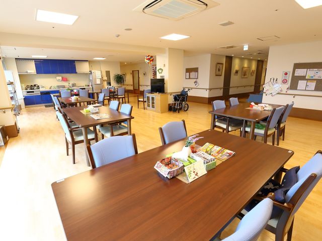 広々とした共有ダイニング 共有スペース ゆったりとしたダイニングルームでは、利用者の方々が食事を取りながらコミュニケーションを楽しむ姿が想像できます。清潔感のあふれる設備が整っており、明るく開放的な雰囲気です。
