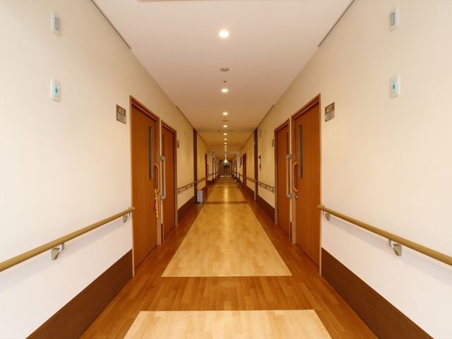 明るく広々とした廊下 通路 手すりが整っている明るい廊下は、どなたでも安心して歩行できる設計です。ゆとりを感じる空間作りがされています。