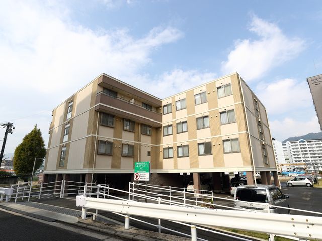 多階層の建物外観 外観 手入れされた外観の建物は、落ち着いた色合いで環境に調和しています。快適な就業環境をお探しの方に適しています。