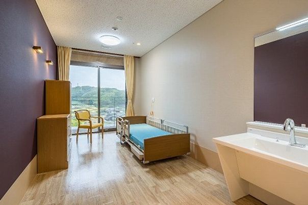 明るい個室の居室