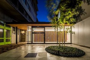心地よい夜のエントランス