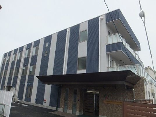 青い外壁の建物外観