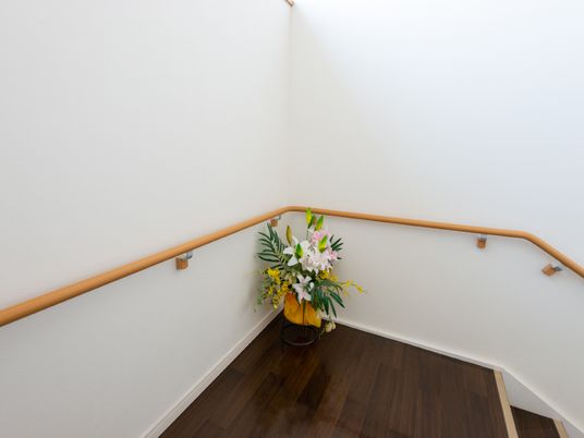 廊下の花と手すり