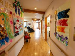 手作り装飾のある廊下