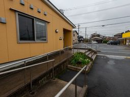 黄色の壁の建物エントランス