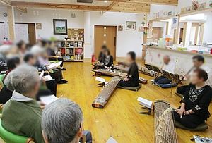 音楽演奏が行われる多目的室