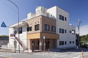 明るい外観の建物