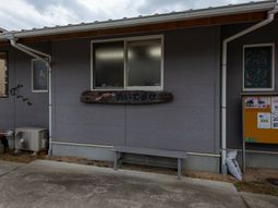 施設外観と看板