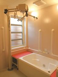 手すり付きの浴室